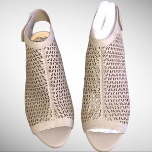 New in Box Vince Camuto Dastana Peep Toe, Hippo Grey Size 8M